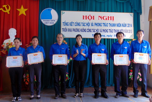 Trao bằng khen của Trung ương Hội LHTN cho các tập thể, cá nhân có thành tích xuất sắc trong công tác Hội và phong trào thanh niên năm 2014.